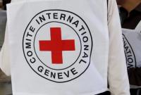 Красный Крест помогает перевозить маломобильных людей через линию разграничения