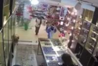 В России дети в костюмах единорогов напали на ювелирный магазин