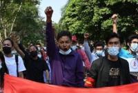Переворот в Мьянме: десятки тысяч людей вышли на акции протеста