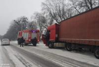Украина в снежной ловушке: из сугробов вытащили более 100 авто, 245 человек получили помощь