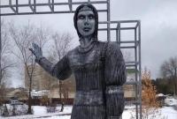 В России на аукцион выставили памятник Аленке, напугавший людей