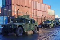 США передали украинским военным автомобили и лодки