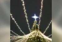 "Новогодний спайдермен": в России мужчина взобрался на 24-метровую елку