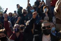 В Ереване протестующие штурмовали генпрокуратуру: требуют арестовать Пашиняна