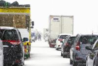 В Японии снежный шторм накрыл на трассе почти сотню автомобилей