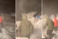 На горнолыжном курорте в России снежная лавина сошла на домики с туристами