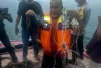 Пассажирский Boeing упал в воду после вылета из Джакарты: появились фото с обломками