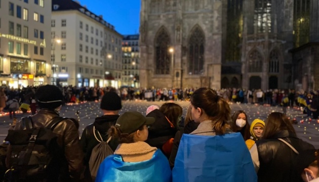 В Вене зажгли тысячу свечей в память о жертвах российской агрессии
