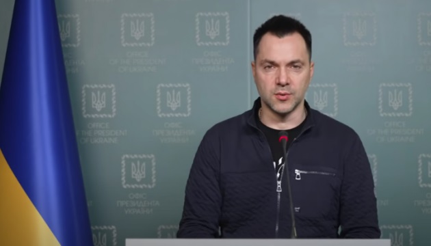 «Азов» получил подкрепление: Арестович рассказал о прорыве морпехов к защитникам Мариуполя