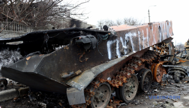 российский захватчик хвастается, как танком переехал легковушку под Киевом