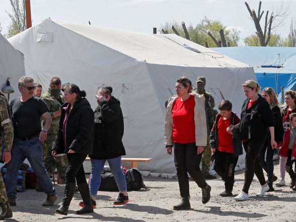 Зеленский: началась эвакуация гражданских из Азовстали, первая группа примерно из 100 человек уже следует на подконтрольную территорию