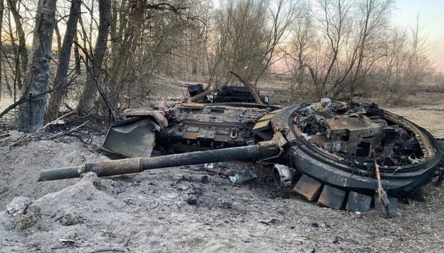 ВСУ на востоке отбили две атаки: уничтожили почти 50 рашистов, четыре танка и вертолет
