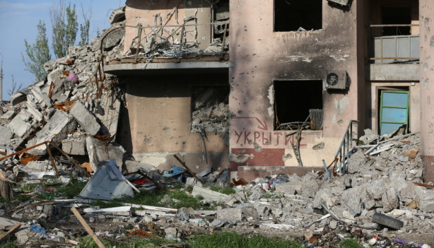 В Мариуполе из-под завалов тела вывозят вместе с бетоном, под каждым домом – до 100 убитых