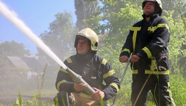 В Кременчуге ликвидировали пожары, возникшие в результате ракетного удара рф