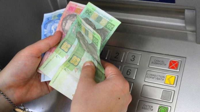 Банки ограничили снятие наличных с карточек украинцев