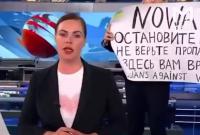 "Не верьте в пропаганду, вам тут врут": в эфир российского телеканала ворвалась девушка с антивоенным плакатом
