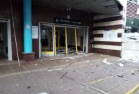 Взрывной волной поврежден фасад здания станции "Лукьяновская"