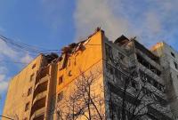 В Киеве в результате вражеского обстрела поврежден жилой дом, есть пострадавшие
