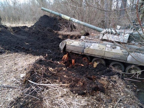 Оккупанты бросили танки прямо в земле: их откопали, теперь ими будут бить бывших российских хозяев - Генштаб ВСУ