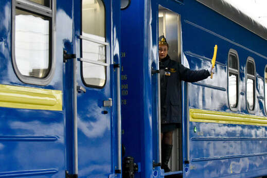 «Укрзалізниця» попередила про затримку потягів у Київській області через обстріли