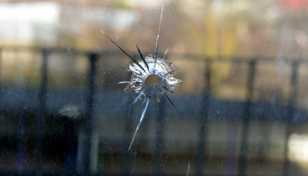 Возле Херсона осколок вражеской ракеты попал в окно центра реабилитации детей