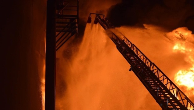 В Ровенской области после ракетного удара РФ тушат пожар на нефтебазе