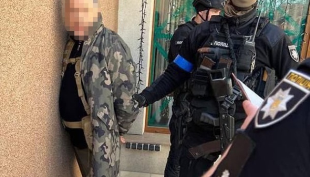 Киевлянин в сопровождении около 20 неизвестных с автоматами напал на полицейских