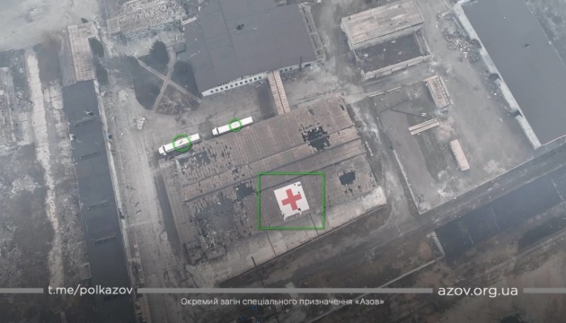 Россияне прицельно бомбят в Мариуполе здание с эмблемой Красного Креста - полк «Азов»
