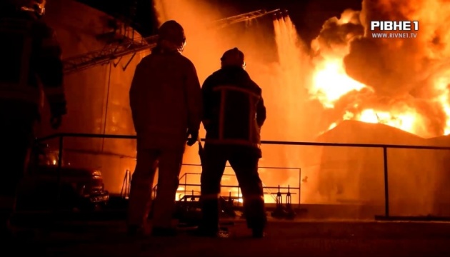 В Ривненской области потушили пожар на нефтебазе, который возник еще 28 марта