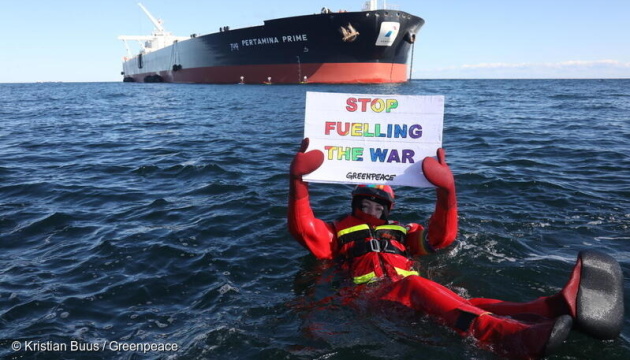 Greenpeace заблокировала два танкера с российской нефтью у берегов Дании