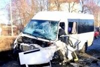 На Київщині автомобіль протаранив маршрутку з пасажирами, постраждали близько 10 осіб