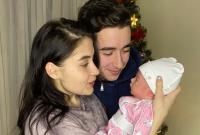 Месячную дочь Романа Сасанчина срочно госпитализировали с высокой температурой