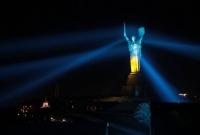 В Киеве Родину-мать подсветили сине-желтыми цветами