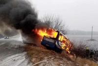 Возле Днепра в ходе ДТП загорелись автобус и легковушка, есть жертва и пострадавшие