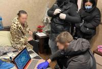 На Київщині викрили сутенерок, які вербували дівчат в іноземні борделі