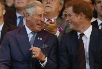 После ряда скандалов: принц Чарльз сделал шаг к примирению с сыном Гарри