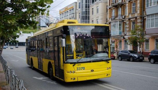 В Киеве изменили график работы метро и наземного транспорта