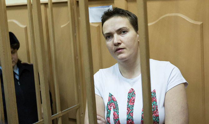 Суд запретил фотографировать Савченко