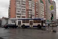 В Харькове троллейбус протаранил светофор и Mercedes