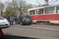 Трамвай протаранил иномарку в центре Харькова