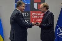 Порошенко наградил орденом Ярослава Мудрого замгенсека НАТО