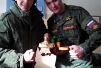 Замеченных на Донбассе российских танкистов наградили бюстами Путина (фото)