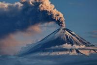 Вулкан на Камчатке выбросил столб пепла на три километра