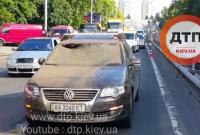 В Киеве под авто взорвался люк, есть пострадавшие (видео)