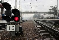 В Сумской области поезд сбил двухлетнего мальчика, который играл на путях