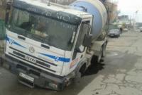 В Киеве бетоновоз провалился под асфальт из-за аварии коллектора