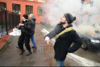 В Петербурге консульство Украины забросали яйцами и файерами