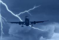 В пассажирский самолет над США ударила молния