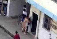 В Китае учитель пытался изнасиловать школьницу на глазах учеников