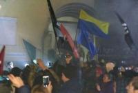 Протестующие разбили окна и применили дымовые шашки возле офиса Медведчука в Киеве
